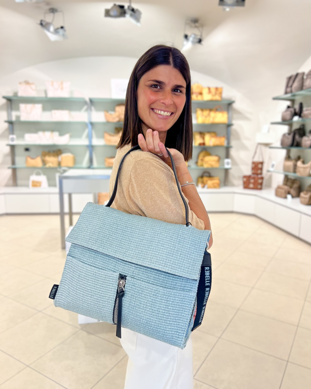 Il sole è arrivato, le temperature si sono alzate e finalmente nell’aria c’è quel profumo inconfondibile di estate 😍  Chi è contento alzi la mano 🙋🏻‍♀️  Per festeggiare noi vi presentiamo questa nuova serie Rebelle in raffia disponibile in ben cinque colori diversi ❤️  Sconto 10% su tutte le collezioni 😉  #CCNSALUZZO #Saluzzo #ootd #Outfit #GiftCard #PatriziaPepe #Guess #CalvinKlein #AlvieroMartini #TheBridge #Coccinelle #TommyHilfiger #Moschino #Samsonite #Piquadro #AmericanTourister #Roncato #Borbonese #Rebelle #vetrinaccn