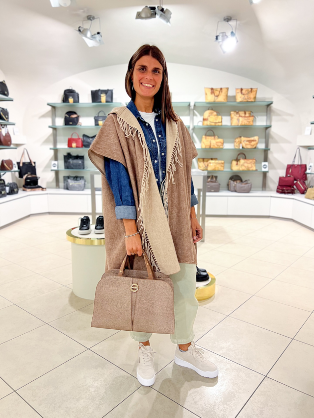 Arrivano i primi freddi ma è ancora un po’ troppo presto per il cappotto? 🤔  Le mantelle sono la soluzione perfetta per questa mezza stagione! Quelle firmate Borbonese poi ci fanno proprio impazzire, tre colori, uno più bello dell’altro! Abbinate alle borse di questa stagione rendono veramente perfetto qualsiasi outfit autunnale 😍  #CCNSALUZZO #Saluzzo #ootd #Outfit #GiftCard #PatriziaPepe #Guess #CalvinKlein #AlvieroMartini #TheBridge #Coccinelle #TommyHilfiger #Moschino #Samsonite #Piquadro #AmericanTourister #Roncato #Borbonese #Rebelle #vetrinaccn