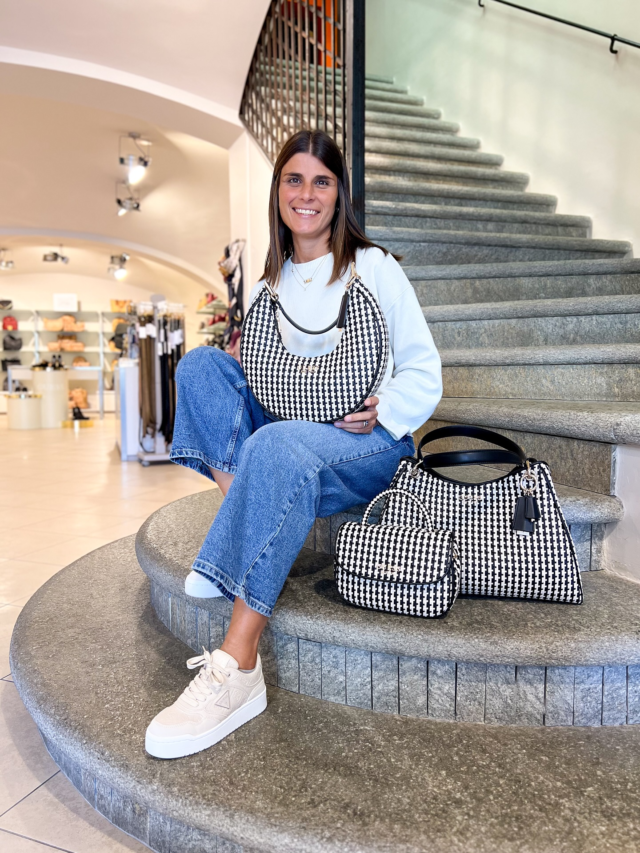 Intrecciato in autunno? Sì grazie 😍  Questa nuova linea firmata Guess vi sta piacendo tantissimo e noi non possiamo che darvi ragione! I modelli sono uno più carino dell’altro e questa stampa é un vero jolly per completare con un tocco di stile qualsiasi outfit 😉  #CCNSALUZZO #Saluzzo #ootd #Outfit #GiftCard #PatriziaPepe #Guess #CalvinKlein #AlvieroMartini #TheBridge #Coccinelle #TommyHilfiger #Moschino #Samsonite #Piquadro #AmericanTourister #Roncato #Borbonese #Rebelle #vetrinaccn