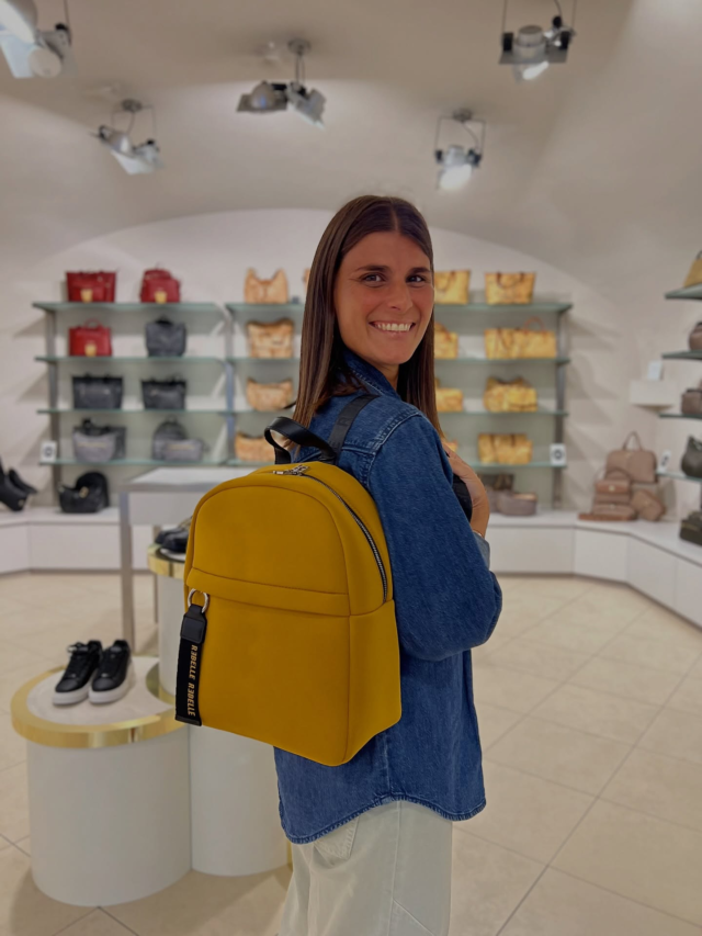 L’autunno è la stagione perfetta per i colori caldi giusto? 🥰
Noi allora cogliamo l’occasione per presentarvi questa nuova bellissima linea firmata Rebelle in un giallo ocra che ci piace da matti ❤️  Ps. Per i più tradizionalisti sono disponibili anche in tortora e nero 😉  Sconto del 10% su tutti i nuovi arrivi 🔥  #CCNSALUZZO #Saluzzo #ootd #Outfit #GiftCard #PatriziaPepe #Guess #CalvinKlein #AlvieroMartini #TheBridge #Coccinelle #TommyHilfiger #Moschino #Samsonite #Piquadro #AmericanTourister #Roncato #Borbonese #Rebelle #vetrinaccn