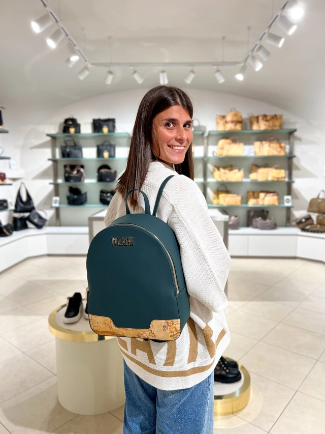 È arrivato il flash invernale di Alviero Martini 😍
Freschi freschi di giornata, tanti nuovi modelli disponibili in negozio! Iniziamo a presentarvi loro, una serie in gommato disponibile in verde, prugna e nero! Una più bella dell’altra ❤️  Ps. Non perdetevi anche i comodissimi (e caldissimi) stivaletti sempre firmati Prima Classe 😉  Sconto del 10% su tutti i nuovi arrivi 🔥  #CCNSALUZZO #Saluzzo #ootd #Outfit #GiftCard #PatriziaPepe #Guess #CalvinKlein #AlvieroMartini #TheBridge #Coccinelle #TommyHilfiger #Moschino #Samsonite #Piquadro #AmericanTourister #Roncato #Borbonese #Rebelle #vetrinaccn