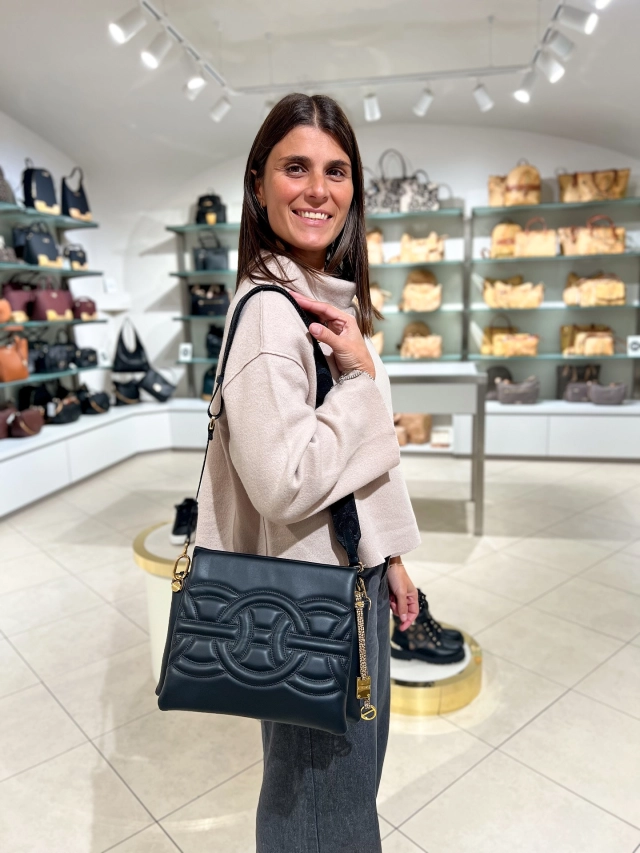 Niente da fare, come ogni stagione anche questa volta Borbonese ci ha lasciato senza parole 😍  Che ne dite della nuova Iinea in vera pelle con inserti stampati? Noi la troviamo super grintosa e perfetta per l’autunno/inverno 🤩  Ps. Gli stivaletti Guess nell’ultima foto li avete visti? Sono i più venduti in negozio ❤️  Sconto del 10% su tutti i nuovi arrivi 🔥  #CCNSALUZZO #Saluzzo #ootd #Outfit #GiftCard #PatriziaPepe #Guess #CalvinKlein #AlvieroMartini #TheBridge #Coccinelle #TommyHilfiger #Moschino #Samsonite #Piquadro #AmericanTourister #Roncato #Borbonese #Rebelle #vetrinaccn