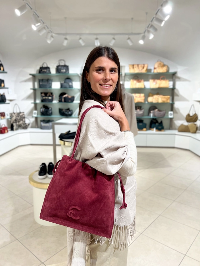 Giorni di letterine da scrivere e desideri da esprimere….. 🎅🏼🎄
Noi abbiamo già deciso cosa chiedere a Babbo Nalale: una borsa Coccinelle grazie 😍  Vogliamo parlare della bellezza di queste Shopper in vera pelle scamosciata? Sconto 10% su tutta la collezione anche a dicembre 🔥  #CCNSALUZZO #Saluzzo #GiftCard #PatriziaPepe #Guess #CalvinKlein #AlvieroMartini #TheBridge #Coccinelle #TommyHilfiger #Samsonite #Piquadro #AmericanTourister #Roncato #Borbonese #Rebelle #vetrinaccn