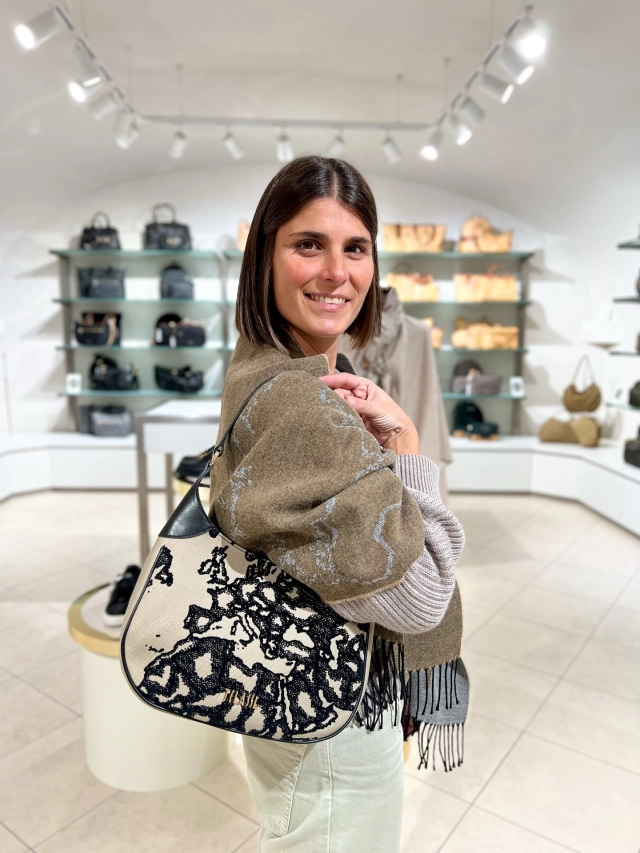 Devi fare un regalo ad un’amante di Prima Classe Alviero Martini ma hai esaurito le idee? 🤔  Questa chicca scommettiamo che non ce l’ha ancora 😍🎄  Una nuova serie effetto pizzo che sta piacendo tantissimo 😉  …e se devi fare solo un pensierino non perderti le sciarpe, a partire da soli €45 😍  Sconto 10% su tutta la collezione anche a dicembre 🔥  #CCNSALUZZO #Saluzzo #GiftCard #PatriziaPepe #Guess #CalvinKlein #AlvieroMartini #TheBridge #Coccinelle #TommyHilfiger #Samsonite #Piquadro #AmericanTourister #Roncato #Borbonese #Rebelle #vetrinaccn