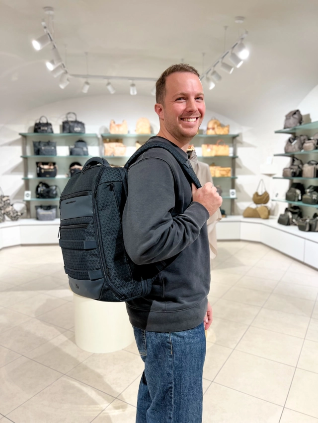 “Per Natale vorrei…” parte 2 😍
Oggi vi diamo una seconda idea regalo perfetta da scrivere sulla letterina: un nuovo zaino porta PC firmato Piquadro 😉  A dirla tutta “zaino” é un po riduttivo per parlare di questa linea visto che in realtà possono diventare anche comodissimi bagagli a mano in poche e semplice mosse! 
Dai un’occhiata al video nelle storie per saperne di più 👌🏼  Sconto 10% su tutta la collezione anche a dicembre 🔥  #CCNSALUZZO #Saluzzo #GiftCard #PatriziaPepe #Guess #CalvinKlein #AlvieroMartini #TheBridge #Coccinelle #TommyHilfiger #Samsonite #Piquadro #AmericanTourister #Roncato #Borbonese #Rebelle #vetrinaccn