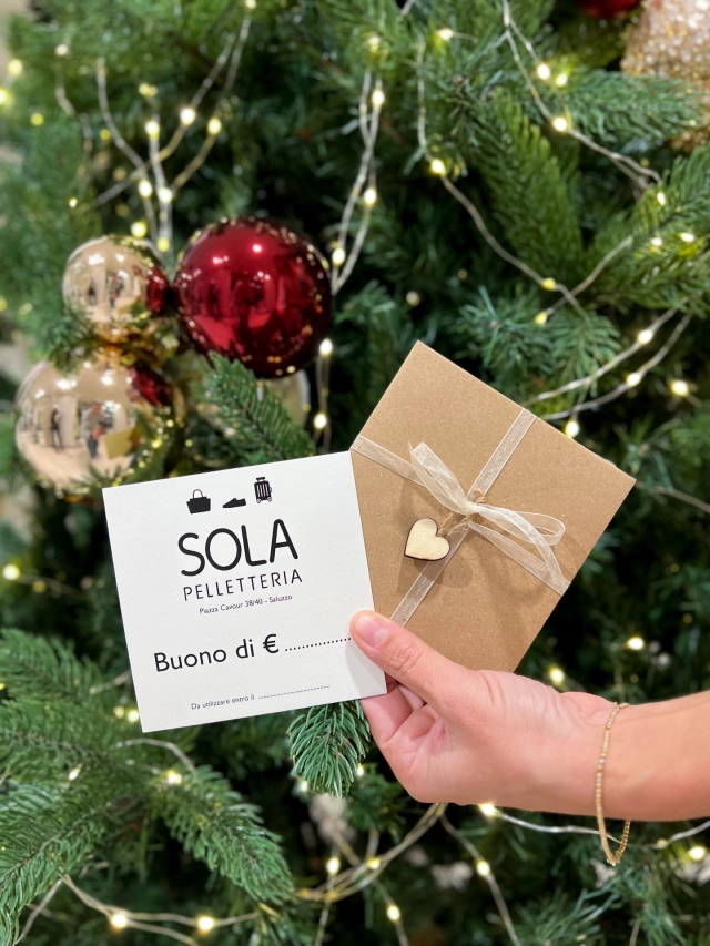 Meno due settimane a Natale e ancora non hai trovato il regalo perfetto? 🤔🎄  Problema risolto con le Gift card targate Pelletteria Sola! ❤️
Decidi tu l’importo e chi riceve il buono ha un anno di tempo per spenderlo, in qualsiasi periodo (anche nei saldi) e anche in più volte 👌🏼  Negozio aperto tutti i giorni fino a Natale 🎄  #CCNSALUZZO #Saluzzo #GiftCard #PatriziaPepe #Guess #CalvinKlein #AlvieroMartini #TheBridge #Coccinelle #TommyHilfiger #Samsonite #Piquadro #AmericanTourister #Roncato #Borbonese #Rebelle #vetrinaccn