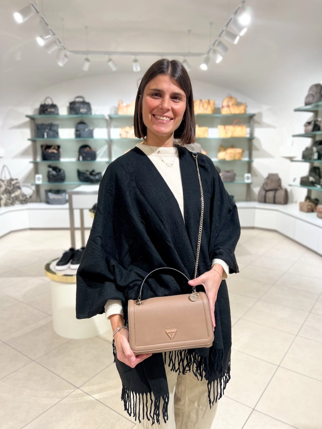 Una settimana giusta a Natale 🎄 
Sei ancora in tempo per chiedere una nuova borsa Guess a babbo 🤭  Oggi vi proponiamo questo tricolor che in negozio sta piacendo tantissimo.
Una serie perfetta da regalare: con colori facile da abbinare e modelli che soddisfano tutte le necessità 👌🏼  Sconto 10% su tutta la collezione anche a dicembre 🔥  #CCNSALUZZO #Saluzzo #GiftCard #PatriziaPepe #Guess #CalvinKlein #AlvieroMartini #TheBridge #Coccinelle #TommyHilfiger #Samsonite #Piquadro #AmericanTourister #Roncato #Borbonese #Rebelle #vetrinaccn