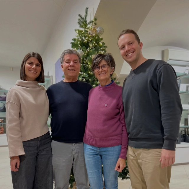 Un altro Natale é arrivato e come al solito vi ringraziamo per averci scelto per i vostri acquisti ❤️  Adesso due giorni di riposo anche per noi e poi sabato torniamo operativi 💪🏼  Buone feste da tutti noi della Pelletteria Sola 🥂🎄🎅🏼  #CCNSALUZZO #Saluzzo #GiftCard #PatriziaPepe #Guess CalvinKlein AlvieroMartini TheBridge Coccinelle TommyHilfiger Samsonite Piquadro AmericanTourister Roncato Borbonese Rebelle vetrinaccn