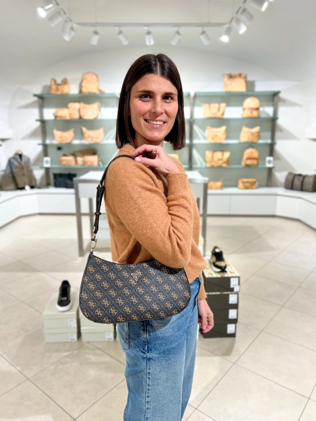 Ci sono stampe che non passano mai di moda ed il logato di Guess è proprio una di quelle! Trovate tutti i modelli in negozio, ora con il 40% di sconto ❤️  Non perdetevi i saldi invernali su questo marchio e tutti gli altri, anche continuativi 🔥  #CCNSALUZZO #Saluzzo #GiftCard #PatriziaPepe #Guess CalvinKlein AlvieroMartini TheBridge Coccinelle TommyHilfiger Samsonite Piquadro AmericanTourister Roncato Borbonese Rebelle vetrinaccn