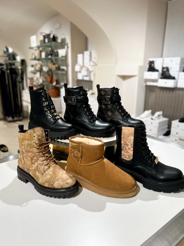 SCONTO 40% SU TUTTI GLI STIVALETTI 🔥  I modelli più amati di stagione, ora super scontati! 😍
Date un’occhiata alle storie per prezzi e disponibilità oppure contattateci al 017542566, anche su whatsapp 👌🏼  #CCNSALUZZO #Saluzzo #GiftCard #PatriziaPepe #Guess CalvinKlein AlvieroMartini TheBridge Coccinelle TommyHilfiger Samsonite Piquadro AmericanTourister Roncato Borbonese Rebelle vetrinaccn