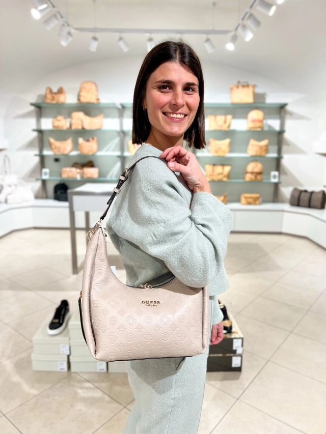 50% di sconto su tutte le serie Guess 🔥  Non perderti il metà prezzo su una delle collezioni più richieste in negozio 👌🏼
Tracolle, bauletti, shopper e chi più ne ha più ne metta, se stai cercando una borsa perfetta sia per l’uso quotidiano sia per l’occasione questo é il momento giusto 😉  #CCNSALUZZO #Saluzzo #GiftCard #PatriziaPepe #Guess CalvinKlein AlvieroMartini TheBridge Coccinelle TommyHilfiger Samsonite Piquadro AmericanTourister Roncato Borbonese Rebelle vetrinaccn