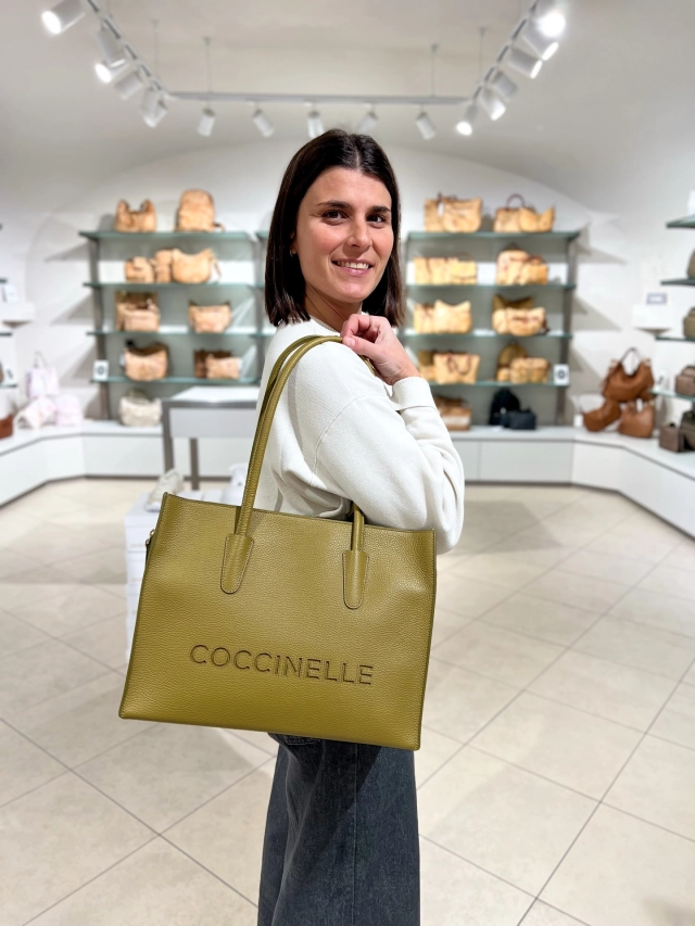 Alzi la mano chi ha voglia di primavera 🙋🏻‍♀️🌸  Noi ne abbiamo tantissima e quindi anche se in negozio sono ancora attivi gli sconti al 50% abbiamo deciso che stasera vi presentiamo qualcosa di nuovo 😍  Vi piacciono queste shopper Coccinelle?
Noi proprio non riusciamo a scegliere il colore che le rende più giustizia! Sono bellissime sia in verde che in avorio 😍  Se volete vederle dal vivo ricordatevi che siamo aperti anche domenica pomeriggio in occasione di Mercantico Saluzzo 😉  #CCNSALUZZO #Saluzzo #vetrinaccn #Coccinelle