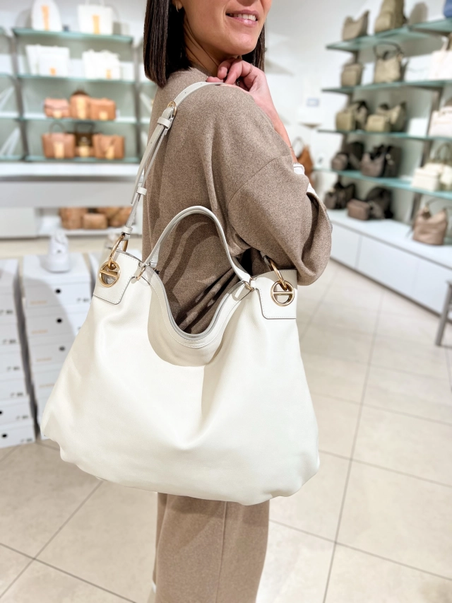 Il ritorno di un’icona: la London di Borbonese è arrivata in negozio nella nuovissima versione in pelle accompagnata da due nuove e morbide sacche 😍  C’è poco da fare, quando si vuole una bella borsa con Borbonese si va sempre sul sicuro 😉  Scorrete per vederla anche in color Cuoio, perfetto per l’attacco stagione 👌🏼  Sconto 10% su tutti i modelli 🔥  #CCNSALUZZO #Saluzzo #vetrinaccn #Borbonese