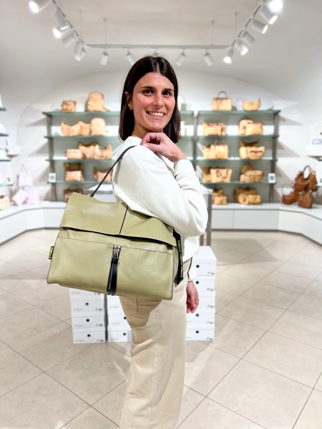 Nuovi colori della collezione PE26 di Rebelle ora disponibili in negozio 😍  Questa linea ormai è una delle più richieste e questa settimana abbiamo ricevuto i primi pezzi nelle nuove colorazioni, vi lasciamo una piccola anteprima 😉  Nelle prossime settimane tanti altri modelli in arrivo 👌🏼  Sconto 10% su tutti i modelli 🔥  #CCNSALUZZO #Saluzzo #vetrinaccn #Rebelle