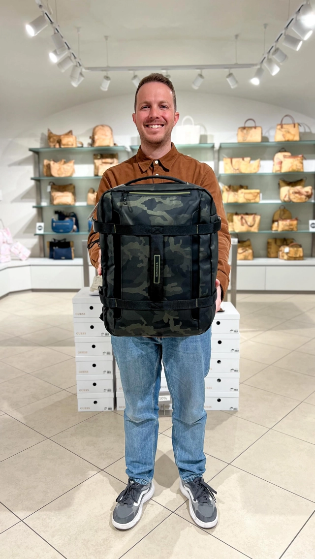 Hai un viaggio in programma per le vacanze di Pasqua ma hai dubbi sul formato di bagaglio a mano che puoi utilizzare in aereo? ✈️  In negozio abbiamo disponibili tantissimi modelli approvati da compagnie come Ryanair e Easyjet 👌🏼  #CCNSALUZZO #vetrinaccn #Roncato #AmericanTourister #Samsonite