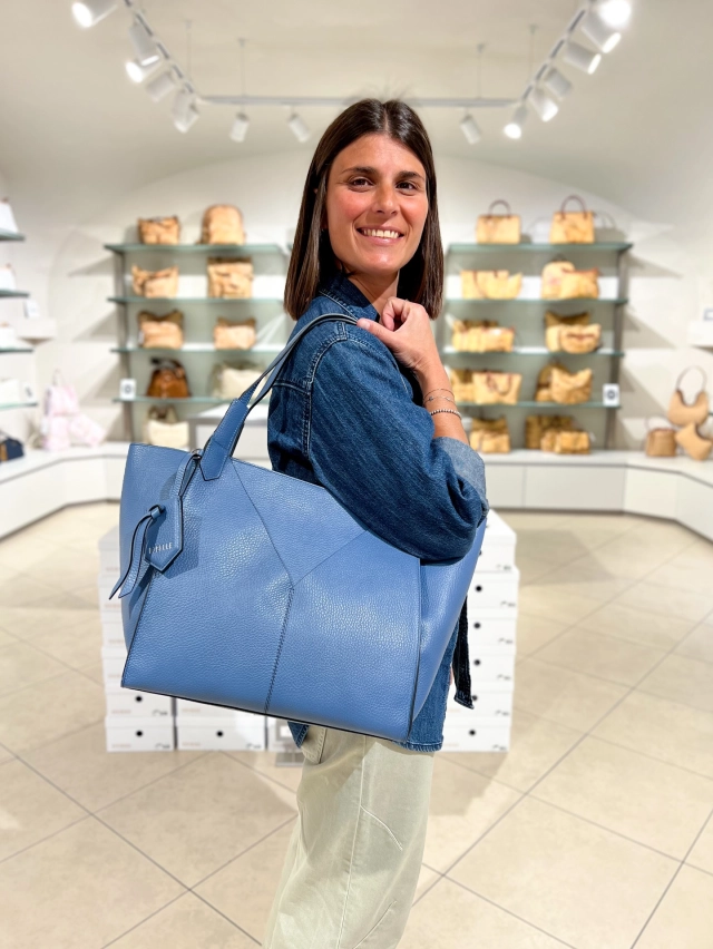 Se sei in cerca di una borsa dalle linee pulite e con una morbidezza che solo la vera pelle può regalare abbiamo quello che fa per te ❤️  Questa nuova serie Rebelle combina una qualità super con un disegno davvero senza tempo 😍  #vetrinaccn #CCNSaluzzo #Rebelle