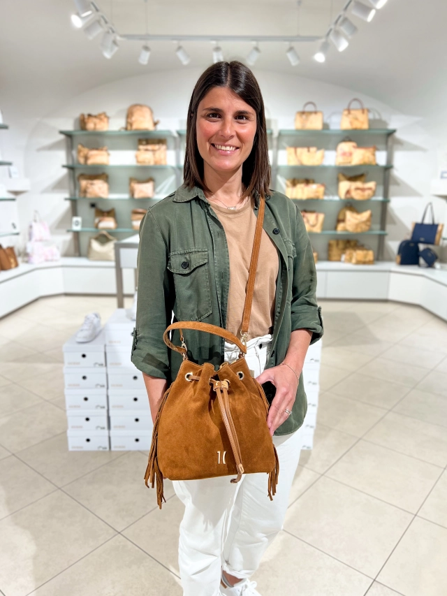 Alviero Martini, vera pelle scamosciata, frange: dobbiamo aggiungere altro? 🤩  Stasera vi auguriamo buon weekend con questa mini linea firmata Prima Classe che già sappiamo vi piacerà un sacco 👌🏼  In negozio 10% di sconto su tutte le nuove collezioni di borse e scarpe 🔥  #vetrinaccn #CCNSaluzzo #Saluzzo