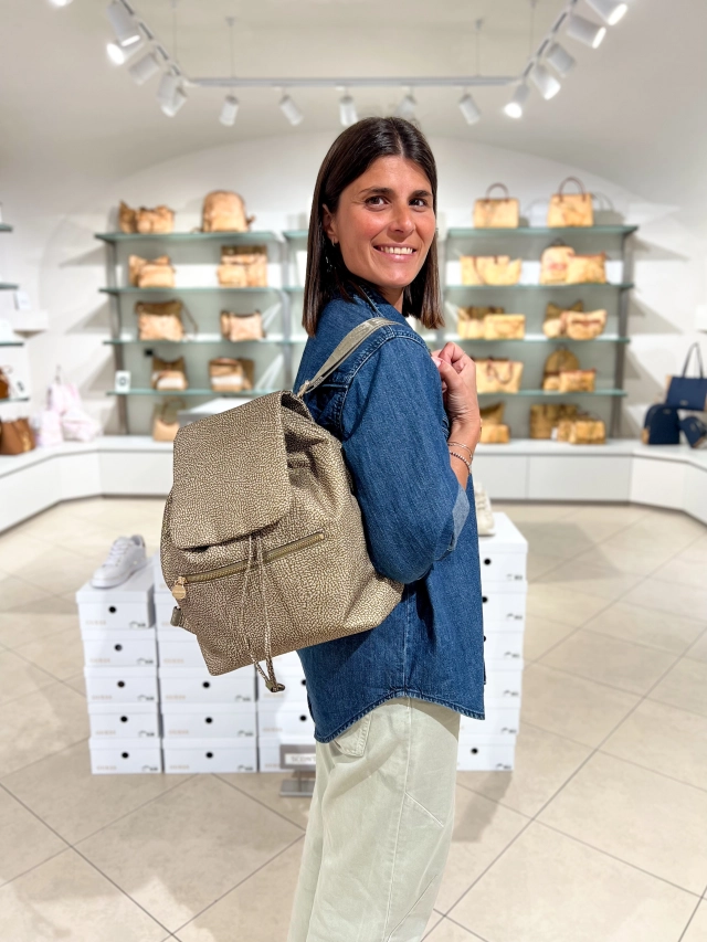Se stai cercando una borsa con un colore versatile questa nuova tonalità di verde di Borbonese è davvero perfetta 👌🏼  Si abbina facilmente con qualsiasi cosa e lo porti facilmente tutto l’anno 😉  In negozio 10% di sconto su tutte le nuove collezioni di borse e scarpe 🔥  #vetrinaccn #CCNSaluzzo #Saluzzo