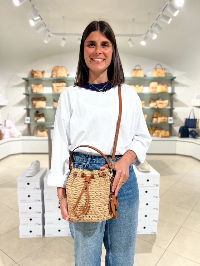 Bel tempo in arrivo, è ora di sfoggiare le borse estive 🤩☀️🏝️  Non perdetevi questa nuova serie Guess in rafia, tre modelli uno più bello dell’altro!
L’ideale per dare un tocco in più agli outfit estivi 😉  In negozio 10% di sconto su tutte le nuove collezioni di borse e scarpe 🔥  #vetrinaccn #CCNSaluzzo #Saluzzo