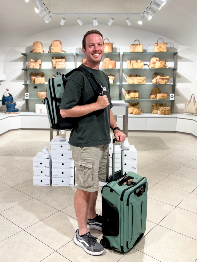 Regalo di Laurea da fare? 🎓  Oggi ti proponiamo una combo zaino + bagaglio a mano firmata Samsonite davvero grintosa e super funzionale 😍  Materiali restistenti all’acqua e pronti per qualsiasi avventura 👌🏼✈️🗺️  #vetrinaccn #CCNSaluzzo #Saluzzo