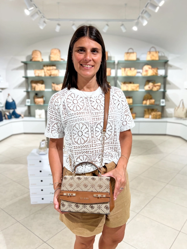 Proposta del giorno: questa nuova serie in Jaquard firmata Guess 😍  Linee pulite e modelli versatili che si adattano perfettamente sia ad un outfit quotidiano che da sera 👌🏼  Swipe all’ultima immagine per vederle anche nella versione bianca 🤍  #vetrinaccn #CCNSaluzzo #Saluzzo