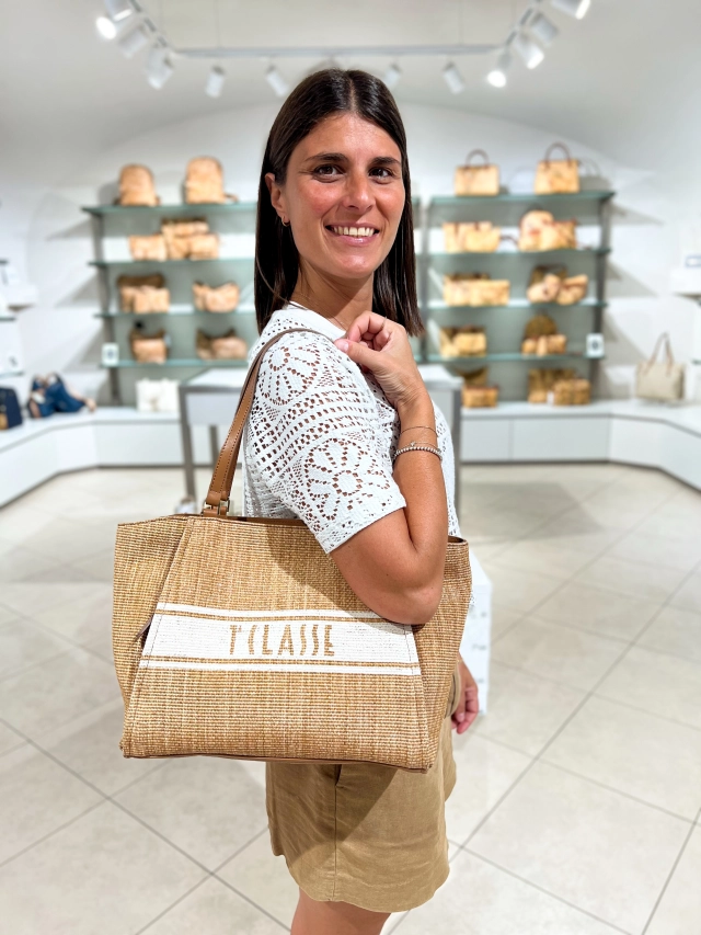 Sabato iniziano i saldi estivi e noi stiamo preparando tutto al meglio! 😍  Solo in negozio trovi i migliori modelli delle collezioni stagionali con sconto 30%, come questa serie in rafia firmata Alviero Martini ❤️  Vi ricordiamo che questo sabato siamo aperti anche la sera in occasione della prima Saluzzo shopping night 🛍️  #vetrinaccn #CCNSaluzzo #Saluzzo