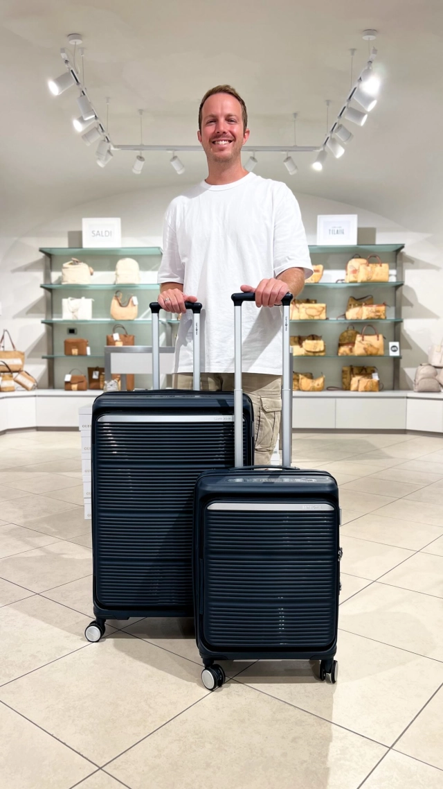 Ogni volta è la stessa storia, arrivi ai controlli aeroportuali e bisogna aprire tutta la valigia per tirare fuori beauty e PC dal bagaglio a mano spargendo vestiti ovunque🙃  Oggi ti proponiamo una soluzione davvero smart di Samsonite, una linea modulabile che ti permette di fare tutto in un attimo 👌🏼  #vetrinaccn #CCNSaluzzo #Saluzzo #Samsonite