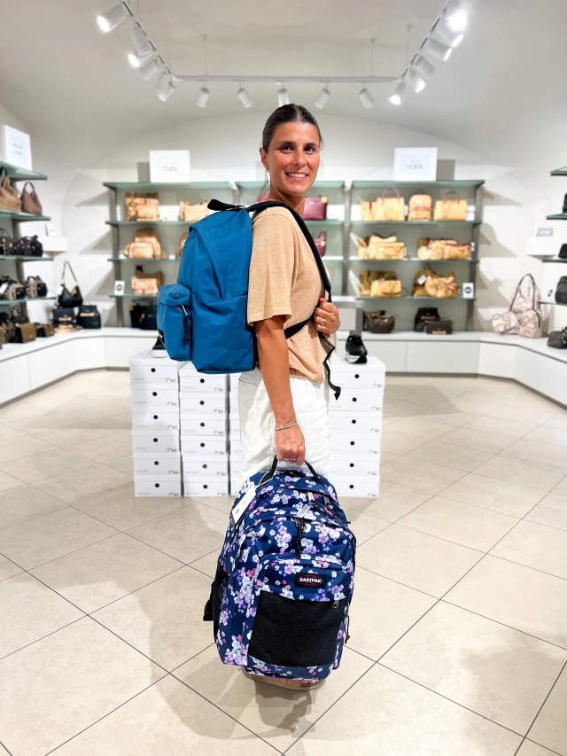 Si lo sappiamo, nessuno ha voglia di pensarci ma ormai manca meno di un mese quindi……. Pronti per il ritorno a scuola? 🙃😍📚  Tantissimi zaini Eastpak di tutti i colori disponibili in negozio 👌🏼  #vetrinaccn #CCNSaluzzo #Saluzzo