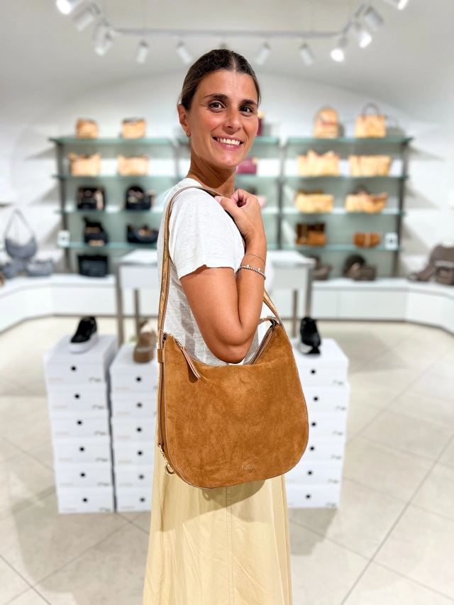 Il must di questa stagione autunno/inverno?
La pelle scamosciata 😍
Oggi vi presentiamo questa serie firmata Alviero Martini disponibile in tanti formati, uno più bello dell’altro, e due colori: cognac oppure malva! Scorri nelle slide per vederli a confronto e facci sapere la tua versione preferita 👉🏼  #vetrinaccn #CCNSaluzzo #Saluzzo #AlvieroMartini