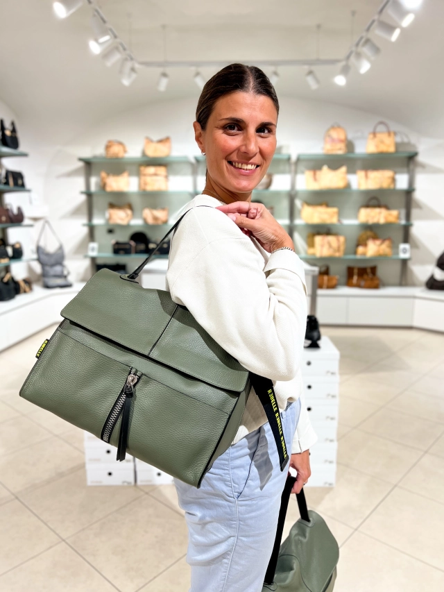 Cambia la stagione e arrivano i nuovi colori delle borse Rebelle in pelle 😍  Cosa ne dite di questo verde? Noi lo troviamo facilissimo da abbinare e perfetto per l’autunno 🍁  Disponibili anche in nero, tortora o rosse 👌🏼  Sconto 10% su tutti i nuovi arrivi ❤️  #vetrinaccn #CCNSaluzzo #Saluzzo #Rebelle